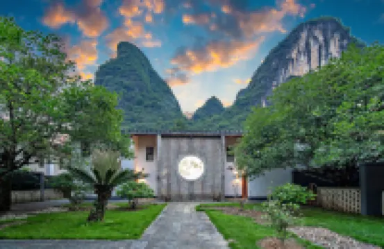 Moon Villa (Yangshu Ten-mile Gallery Yulong River)
