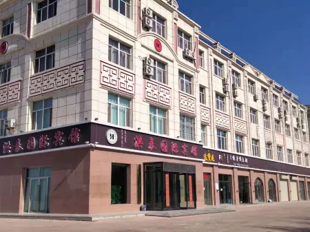 Ejin Banner Hongtai International Hotel Отели рядом с достопримечательностью «Ceke Port International Cultural Tourism Area»