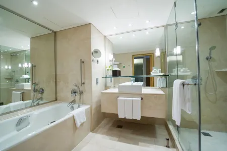 Holiday Inn Bangkok Silom