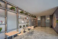 Towo Shangpin Hotel (Hanzhong Central Plaza high speed railway station store)