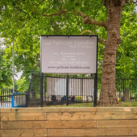 Pelican London Hotel and Residence Отели рядом с достопримечательностью «Железнодорожный вокзал Норбери»