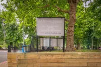 Pelican London Hotel and Residence Hotels in Mitcham