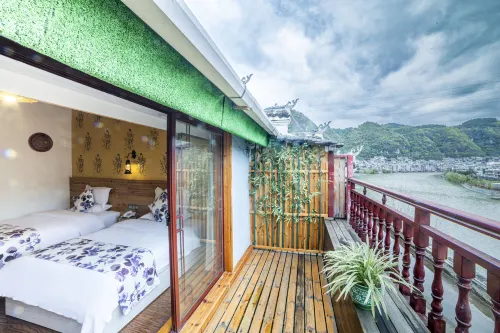 Ethnic Tribe River View Homestay (Zhenyuan Ancient Town Scenic Area) - Inns