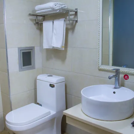 Jianing Business Hotel (Yongren Hospital of Traditional Chinese Medicine)