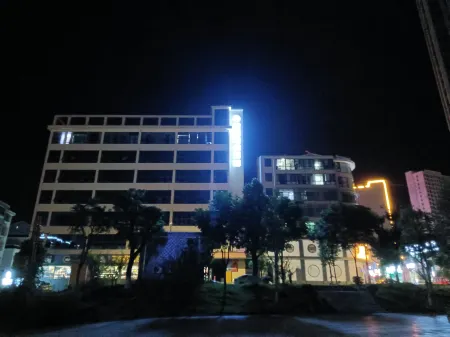 Yueyang Glory E-sports Hotel Отели рядом с достопримечательностью «Hunan Petrochemical Vocational and Technical College (New Campus)»