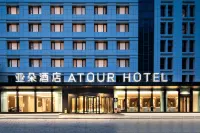 青島ロウ山区石老人海水浴場アトゥールホテル 青島体育センター-球類訓練場周辺のホテル