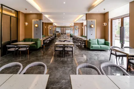 Emeishan Baiyin Hot Spring Smart Hotel