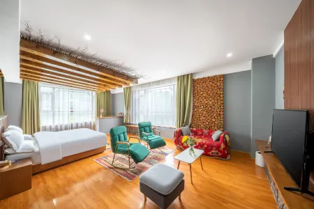 Fine Homes Hotel Отели рядом с достопримечательностью «Miles Corridor»