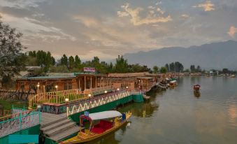 Prince of Kashmir Luxury Houseboat