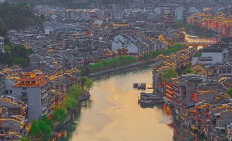 Yuanteng Yuxia Yunshang River View Homestay (Zhenyuan Ancient Town Branch)