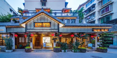 Emeishan below the hills College 크리스탈 스퀘어 주변 호텔