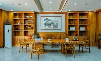 Mengla Liangqi Yunshe Business Hotel