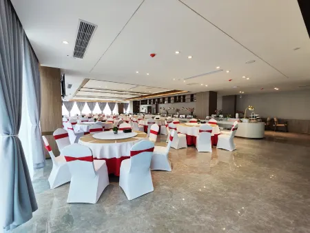 JunanBinhaiHotel Отели рядом со станцией Junanbei Railway Station