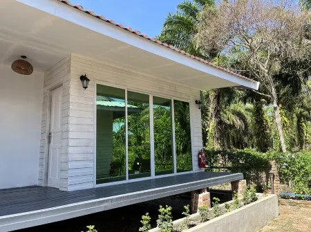 Coconut Garden Resort Отели рядом с достопримечательностью «Semporna Ocean Tourism Centre»