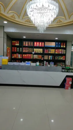 Yinan Meixiang Business Hotel Отели рядом с достопримечательностью «Prague Herb Garden»