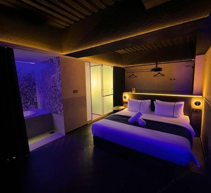 5. B Hotel..