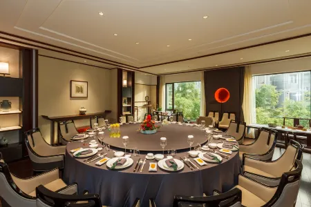 ZHEN YUAN SHANJU RESORT HOTEL Отели рядом с достопримечательностью «Yi Garden»