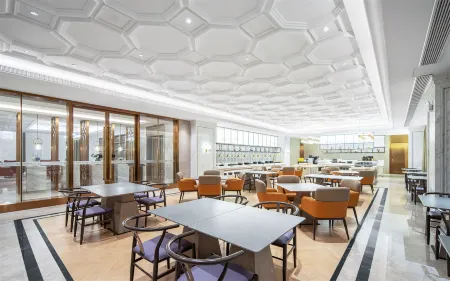 Vienna International Hotel (Aksu Old Street Railway Station Branch)