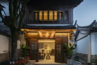 雲祿·喜居|RejoiceGardenhotel既見設計美宿（麗江古城四方街店） 麗江師範高等專科學校-教學樓附近的飯店
