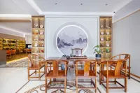 Maitreya Picks the Moon Xingyu Panorama Intelligent Film and Television Hot Spring B&B