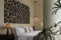 Furong Town Flower Waterfall Bay Homestay Отели рядом с достопримечательностью «Цзинчэн»