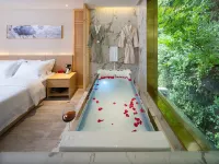 Zuijiangyue Wisdom Riverview Hotel (Phoenix Ancient City Tuojiang Yunqiao Branch)