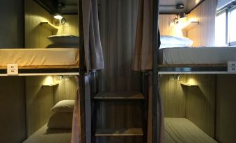 Corner Hostel & Cafe