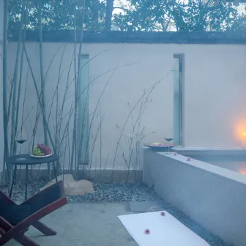 Emei Mountain and Courtyard. Jingzhu Shiguang Hot Spring Hotel