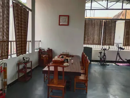 Mengla Yishang Business Hotel