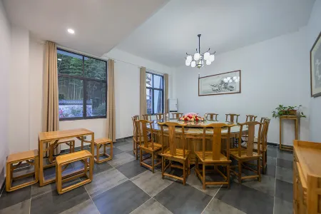 Floral Hotel ·Jianyi Culture Hotel (Jing County Moon Bay Scenic Spot Store)