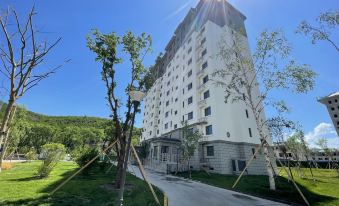 Jinshanling Snow Apartment Hotel