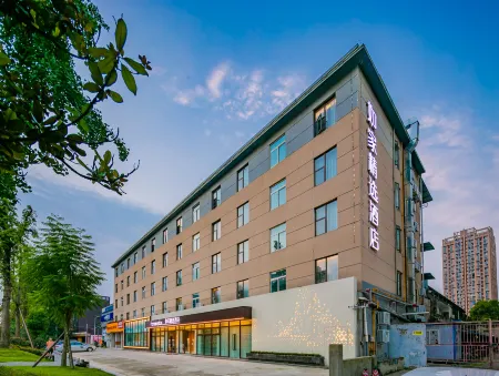 Homeinn Plus Hotel (Chengdu Longquanyi Duzhong Road Aerospace City) Отели рядом с достопримечательностью «CPC Chengdu Longquanyi District Committee Party School»