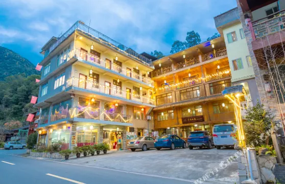 海螺溝貢嘎杜鵑主題文化酒店