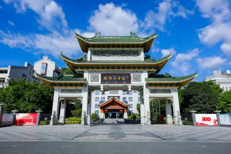 Yingbin Hotel Отели рядом с достопримечательностью «Zhongshan Arcade Street in Jieyang Ancient City»