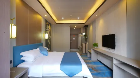 China/Jiangxi/Xinfeng/Jiading Town Xin'an Highway (in the Teacher Training School) Отели рядом с достопримечательностью «Chenyi Square»