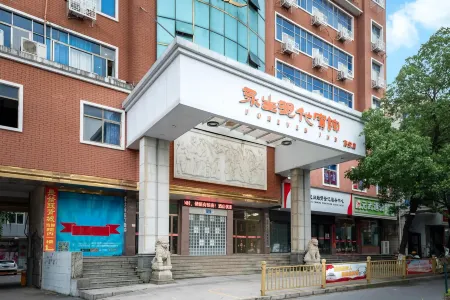 Yongsheng Hyundai Hotel (Gao'an long-distance bus station pengtai department store) Отели рядом с достопримечательностью «Gao'an Museum»