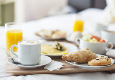 Các khách sạn có: Bữa sáng