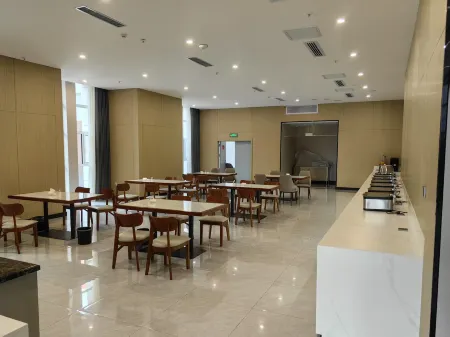 BLossom Hotel Отели рядом с достопримечательностью «Dinosaur Kingdom»