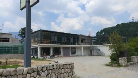 Huoshan Xingfu Farm Farmhouse Отели рядом с достопримечательностью «Dabie Mountain Main Peak (Baima Main Peak)»