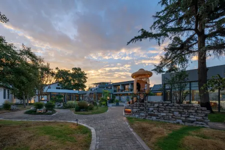 Manting Garden Hotel, Qufu Three Confucian Sites Scenic Area Отели рядом с достопримечательностью «CPC Qufu Committee Party School»