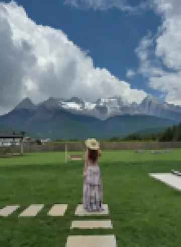 Lijiang Manqiwan Snow Mountain Ye She Min Su