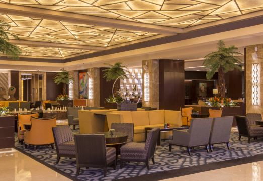 3. 크림슨 호텔 필..