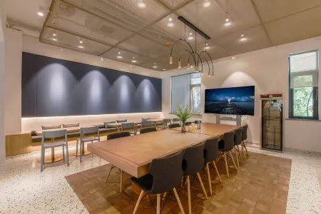 Hualang Hotel (Nanyang Government Branch) Отели рядом с достопримечательностью «Dushan Forest Park»