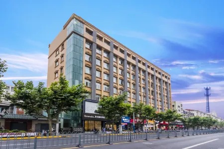 Homeinn Plus Hotel (Shanghai Railway Station Yanchang Road Subway Station) Отели рядом с достопримечательностью «Shanghai Circus World»