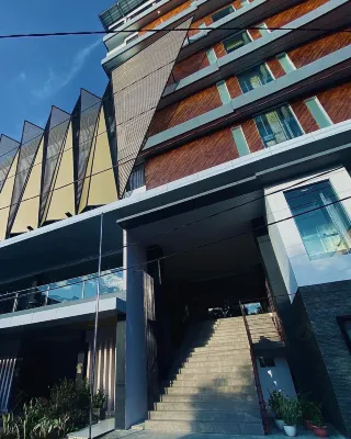 โรงแรม โกลเด้น พาเลซ อัมบอน