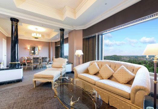 [힐튼 도쿄 나리타 에어포트의 실내 수영장]