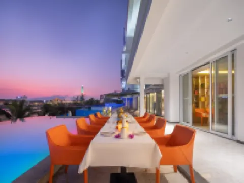 Chufan River View Hotel (Xishuangbanna Jinghong Gaozhuang Xishuangjing Star Night Market) Hotels near Xishuangbanna Folk Custom Garden