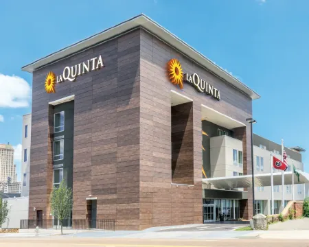 La Quinta Inn & Suites by Wyndham Memphis Downtown メンフィスのホテル