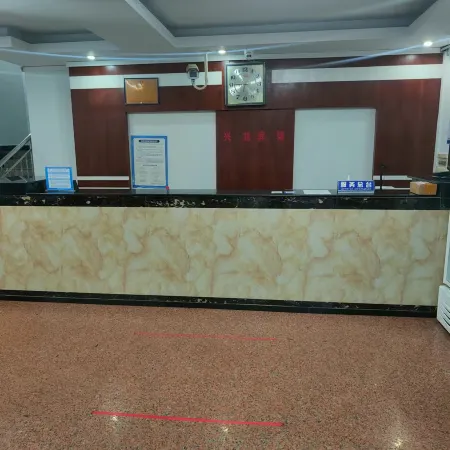 Xinglong Hotel Отели рядом с достопримечательностью «Donghua Mountain»