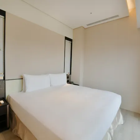 CHECK inn Select New Taipei Sanchong Waterfront Отели рядом с достопримечательностью «Guangfu Gong Temple»